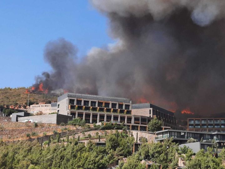 Ξενοδοχείο στο Μπόντρουμ τυλίγεται στις φλόγες (Photo by Eda Ozdener/Anadolu Agency via Getty Images)