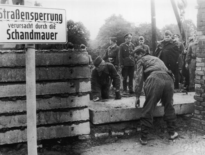 1961: Στρατιώτες χτίζουν το Τείχος που θα χωρίσει για δεκαετίες το Βερολίνο σε Ανατολίκο και Δυτικό