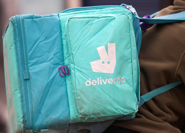 διανομέας της Deliveroo στο Λονδίνο 31 Μαρτίου, 2021. REUTERS/Toby Melville