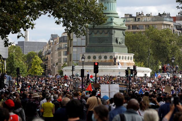 Des manifestants contre le pass sanitaire, réunis place de la Bastille à Paris, le 31 juillet