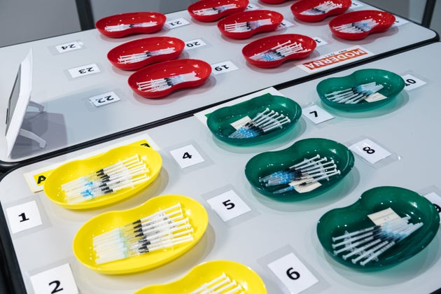 Κόκκινο για το εμβόλιο της Moderna, πράσινο για της Pfizer, κίτρινο για Astra Zeneca. Εμβολιαστικό κέντρο στη Γερμανία.