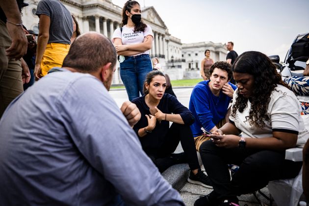 Dimanche 1er août, une partie de la classe politique américaine et en particulier l'aile gauche du parti démocrate (ici Alexandria Ocasion-Cortez, en noir au milieu, et Cori Bush, tout à droite) se sont mobilisés alors que des millions d'Américains démunis du fait de la crise du covid-19 peuvent désormais être expulsés de chez eux s'ils ont des retards dans le paiement du loyer.