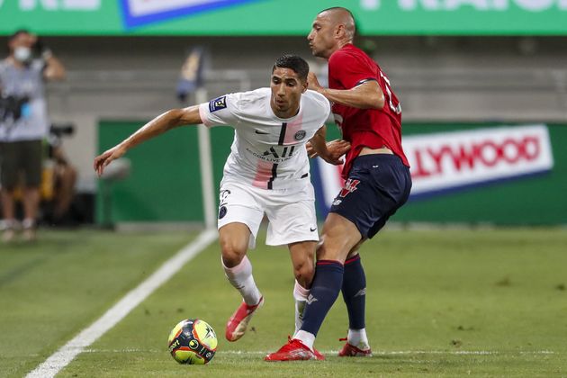 Le Parisien Achraf Hakimi, ici en train de déborder l'attaquant lillois Burak Yilmaz, a été copieusement sifflé par le public de Tel-Aviv durant le Trophée des champions, match de gala opposant le champion de France de Ligue 1 au vainqueur de la Coupe de France.