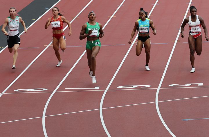 7月30日、女子100メートル予選に出場したツィマノウスカヤ選手（一番左）