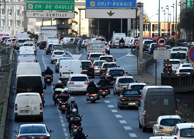 Interdite au mois de janvier, la circulation inter-files des deux roues va de nouveau être expérimenté dans une partie du pays à partir de ce lundi 2 août (photo d'illustration prise en décembre 2019 à Paris).