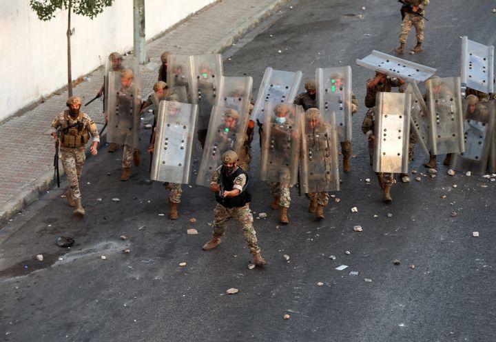 15 Ιουλίου 2021 Ενοπλές δυνάμεις του Λιβάνου κατά τη διάρκεια διαδηλώσεων που ξέσπασαν έπειτα από την απόφαση του πρωθυπουργού Saad al-Hariri να εγκαταλείψει τις προσπάθειες για σχηματισμό νέας κυβέρνησης.