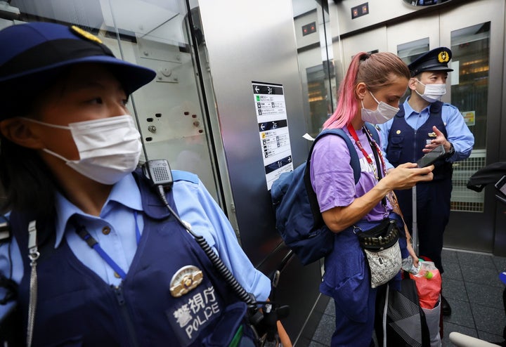 羽田空港で警察にエスコートされるクリスツィナ・ツィマノウスカヤ選手