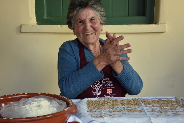 Η κυρία Μαρουσώ Παρούση έτοιμη να διδάξει πως φτιάχνουν το παριανό μιρμιτζέλι.