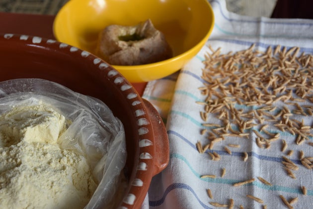 Τα υλικά για το μιρμιτζέλι είναι απλά: αλεύρι, νερό και λίγο ελαιόλαδο