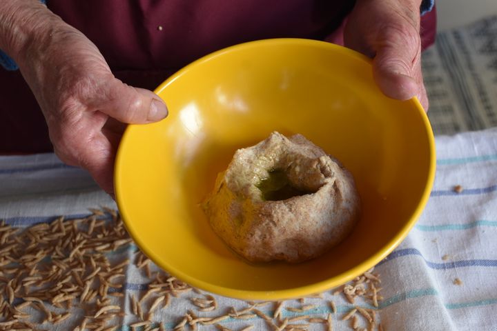 Το ζυμαράκι έτοιμο για την παρασκευή του ζυμαρικού μιρμιτζέλι