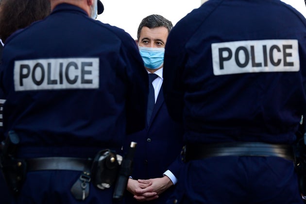 Le ministre de l'Intérieur Gérald Darmanin s'entretient avec des policiers lors d'une visite à Marseille,...