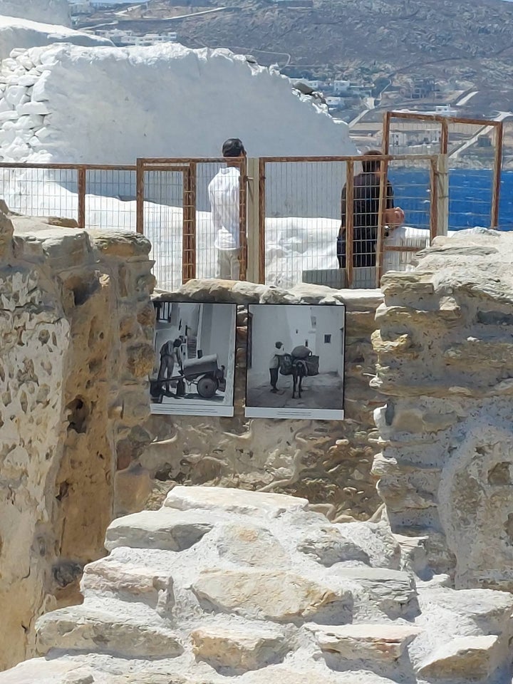 Από την έκθεση «Η Μύκονος που μάγεψε τον κόσμο» στο μεσαιωνικό Κάστρο του νησιού