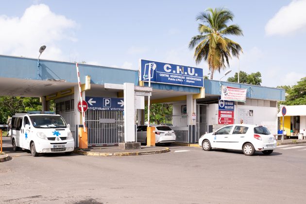 L'entrée du CHU de Pointe-à-Pitre, en Guadeloupe, le 30 juillet