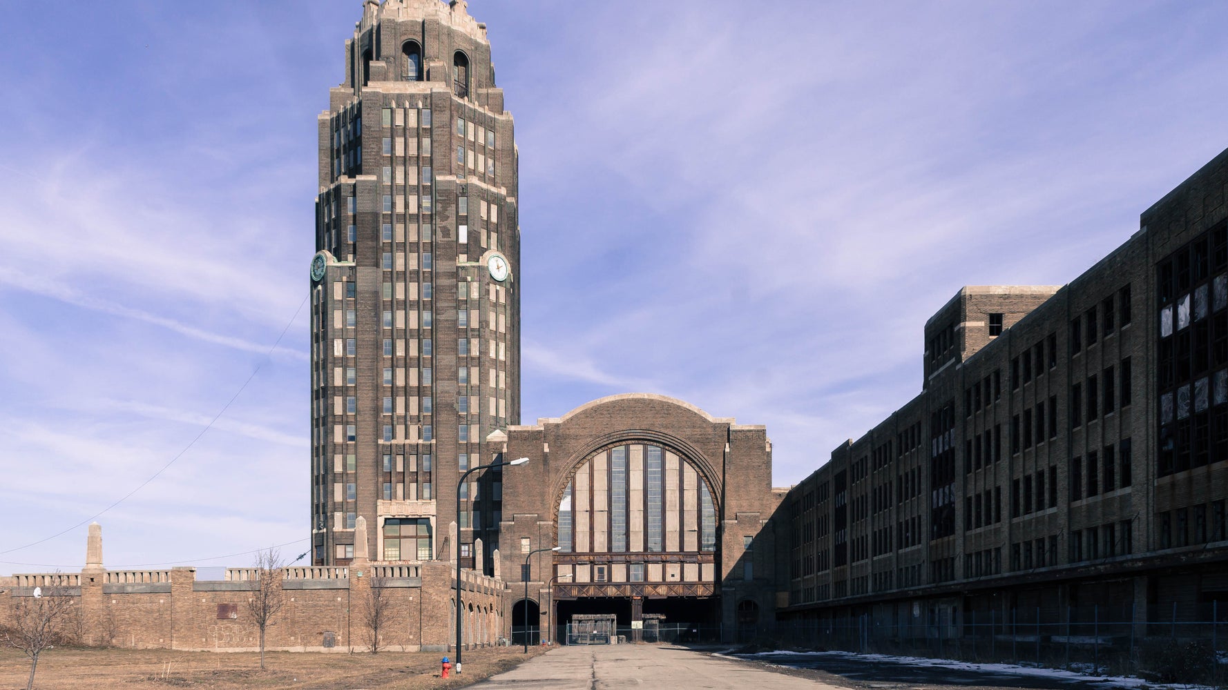 Ghost Hunter Plunges 15 To 20 Feet As Paranormal Investigation Goes Wrong