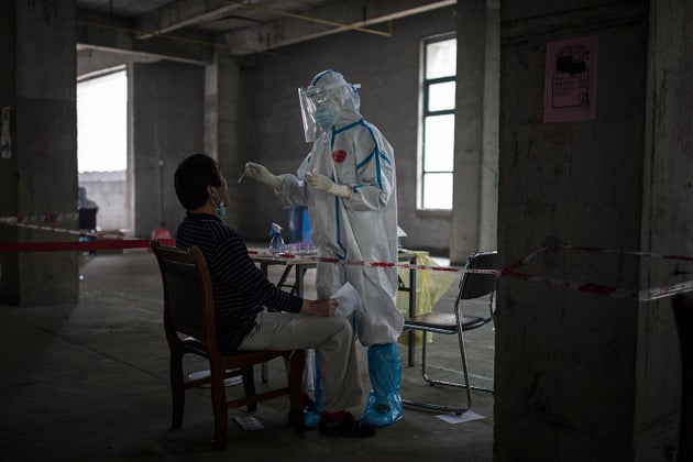 Covid, a Wuhan tornano i contagi e la città testa tutti i suoi 11 milioni di abitanti Covid, a Wuhan tornano i contagi e la città testa tutti i suoi 11 milioni di abitanti