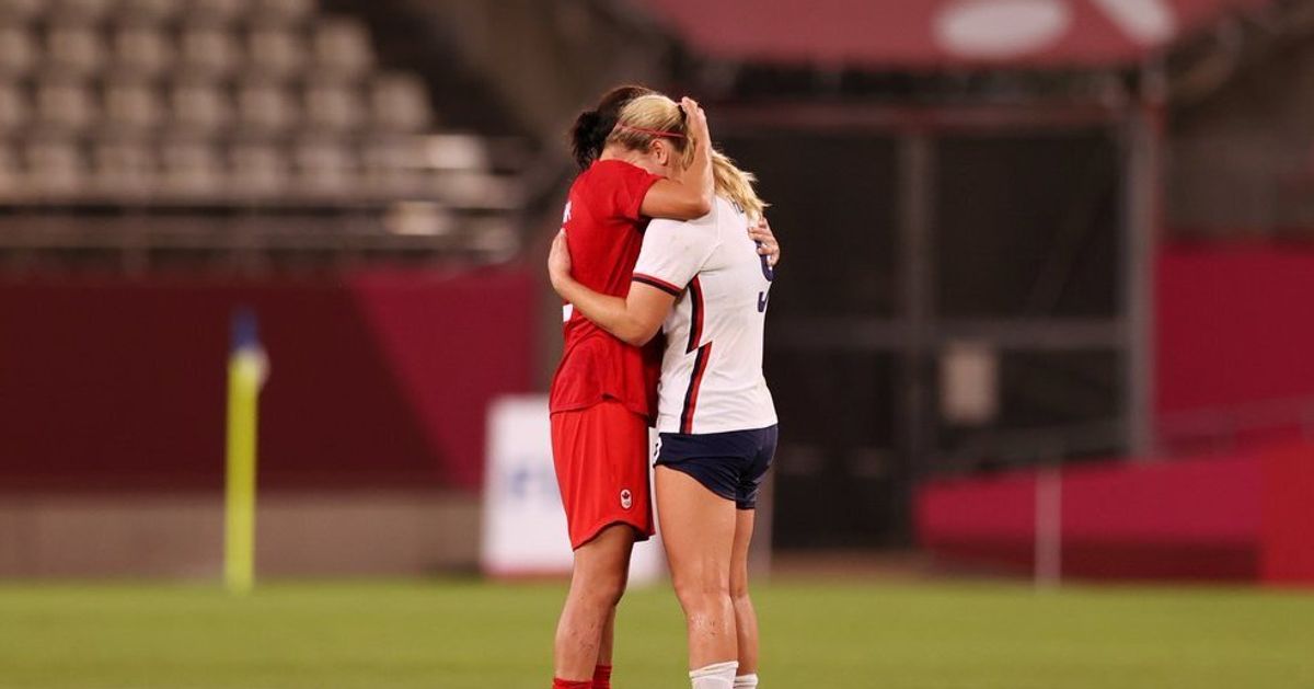 カナダのサッカーキャプテン 負けたアメリカの選手を抱擁し慰める 東京オリンピック ハフポスト