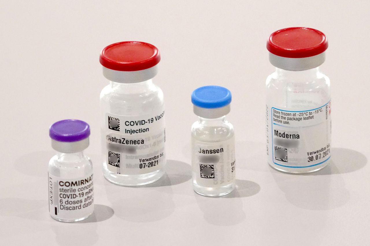 Φιαλίδια των εμβολίων Pfizer/Biontech, Astrazeneca, Johnson & Johnson, Moderna 