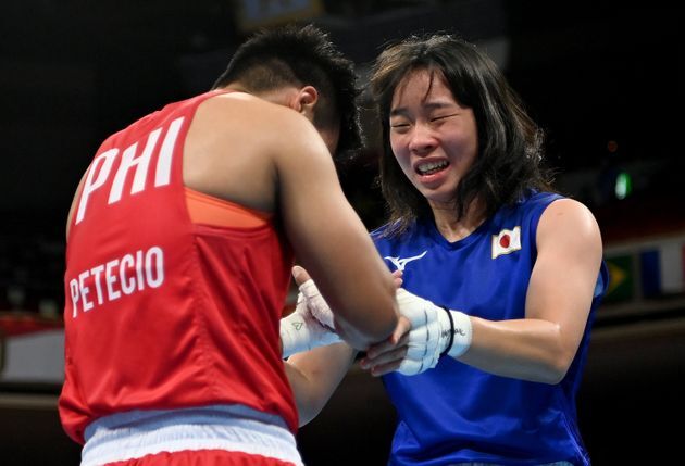 試合後、ネストイ・ペテシ選手と握手する入江聖奈選手（8月3日撮影）