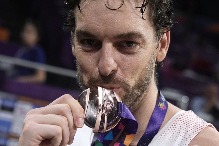 Pau Gasol besa la medalla de oro del Eurobasket 2017.