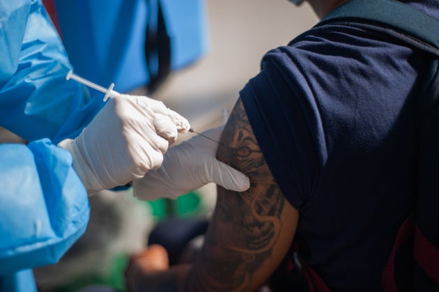 Vers une troisième dose de vaccin contre le Covid-19 en France ? Le ministère de la Santé temporise, mais plusieurs pays saute le pas, et pas uniquement pour les personnes au faible système immunitaire.