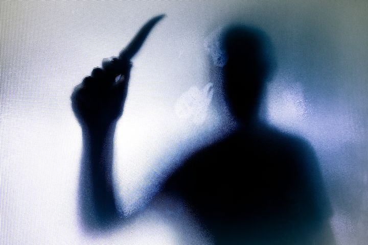 Σύμφωνα με την ΕΛΑΣ, αργά το βράδυ του Σαββάτου, 47χρονος αρχικά απείλησε με μαχαίρι την 36χρονη σύζυγό του από την Αλβανία και στη συνέχεια την κυνήγησε μέσα στο σπίτι τους.