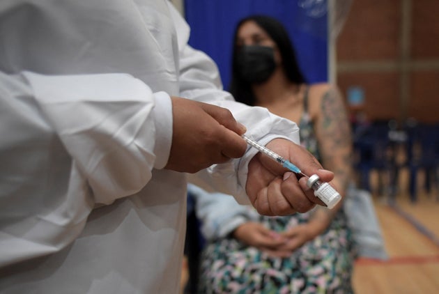 Une femme s'apprête à recevoir une dose du vaccin Pfizer à Bogota le 23 juillet 2021.