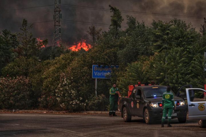 Πυρκαγιά στην Άνω Βαρυμπόμπη του δήμου Αχαρνών, την Τρίτη 3 Αυγούστου 2021. Η φωτιά ξέσπασε ανατολικά στα βασιλικά κτήματα στη Βαρυμπόμπη. Κινητοποιήθηκαν και επιχειρούν 60 πυροσβέστες με 20 οχήματα, δύο ομάδες πεζοπόρων τμημάτων, τέσσερα ελικόπτερα και τέσσερα αεροσκάφη, μεταξύ των οποίων και το ρωσικό Beriev 200. (EUROKINISSI/ΣΩΤΗΡΗΣ ΔΗΜΗΤΡΟΠΟΥΛΟΣ)