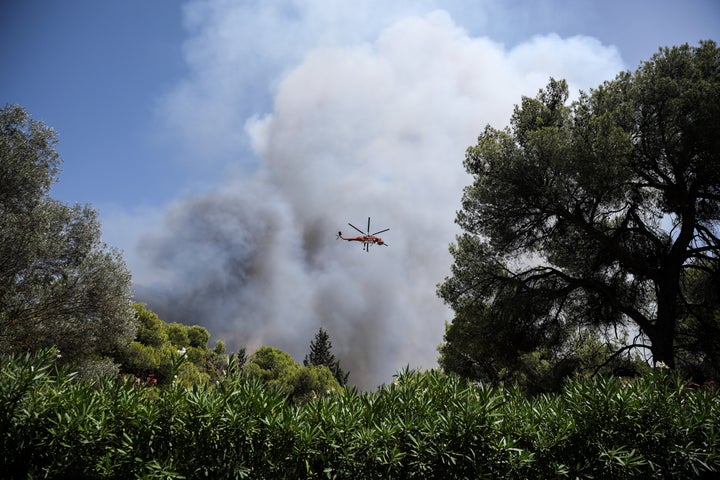 Πυρκαγιά στην Άνω Βαρυμπόμπη του δήμου Αχαρνών, την Τρίτη 3 Αυγούστου 2021. Η φωτιά ξέσπασε ανατολικά στα βασιλικά κτήματα στη Βαρυμπόμπη. Κινητοποιήθηκαν και επιχειρούν 60 πυροσβέστες με 20 οχήματα, δύο ομάδες πεζοπόρων τμημάτων, τέσσερα ελικόπτερα και τέσσερα αεροσκάφη, μεταξύ των οποίων και το ρωσικό Beriev 200. (EUROKINISSI/ΣΩΤΗΡΗΣ ΔΗΜΗΤΡΟΠΟΥΛΟΣ)