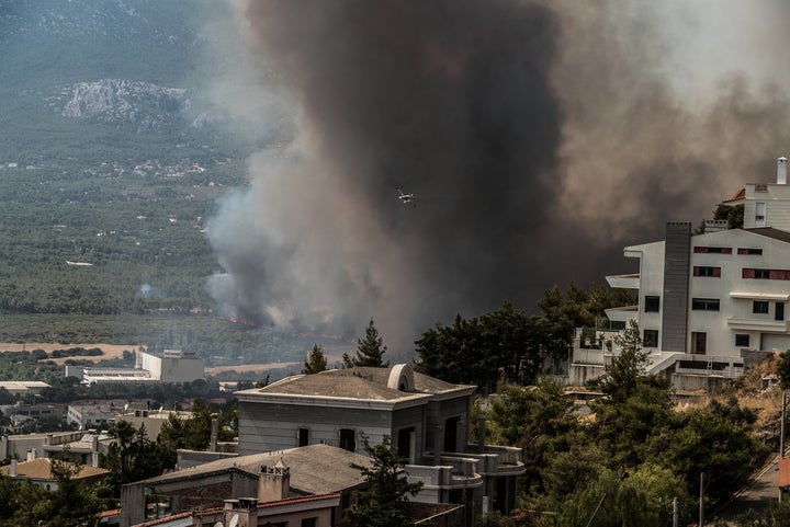 Πυρκαγιά στην Άνω Βαρυμπόμπη του δήμου Αχαρνών, την Τρίτη 3 Αυγούστου 2021. Η φωτιά ξέσπασε ανατολικά στα βασιλικά κτήματα στη Βαρυμπόμπη. Κινητοποιήθηκαν και επιχειρούν 60 πυροσβέστες με 20 οχήματα, δύο ομάδες πεζοπόρων τμημάτων, τέσσερα ελικόπτερα και τέσσερα αεροσκάφη, μεταξύ των οποίων και το ρωσικό Beriev 200. (EUROKINISSI/ΣΩΤΗΡΗΣ ΔΗΜΗΤΡΟΠΟΥΛΟΣ)