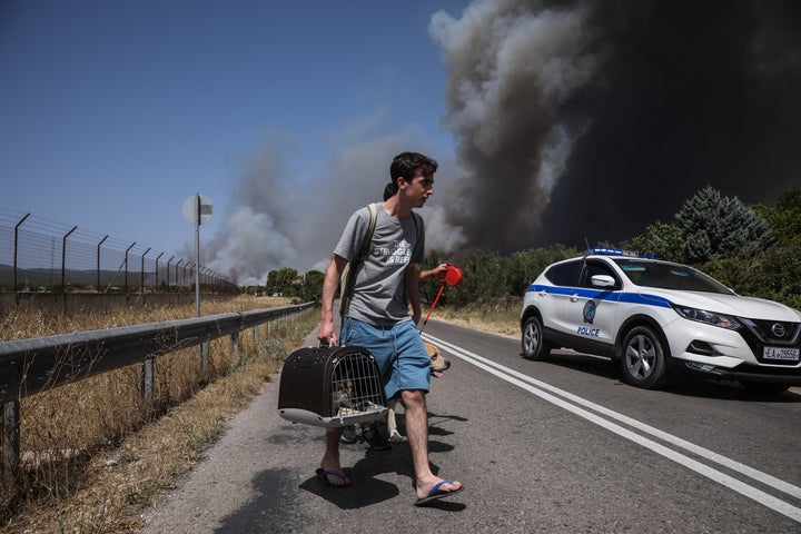 Πυρκαγιά στην Άνω Βαρυμπόμπη του δήμου Αχαρνών, την Τρίτη 3 Αυγούστου 2021. Η φωτιά ξέσπασε ανατολικά στα βασιλικά κτήματα στη Βαρυμπόμπη. Κινητοποιήθηκαν και επιχειρούν 60 πυροσβέστες με 20 οχήματα, δύο ομάδες πεζοπόρων τμημάτων, τέσσερα ελικόπτερα και τέσσερα αεροσκάφη, μεταξύ των οποίων και το ρωσικό Beriev 200. (EUROKINISSI/ΣΩΤΗΡΗΣ ΔΗΜΗΤΡΟΠΟΥΛΟΣ)