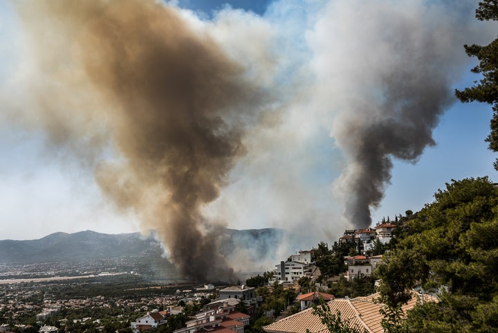 Πυρκαγιά στην Άνω Βαρυμπόμπη του δήμου Αχαρνών, την Τρίτη 3 Αυγούστου 2021. Η φωτιά ξέσπασε ανατολικά στα βασιλικά κτήματα στη Βαρυμπόμπη. Κινητοποιήθηκαν και επιχειρούν 60 πυροσβέστες με 20 οχήματα, δύο ομάδες πεζοπόρων τμημάτων, τέσσερα ελικόπτερα και τέσσερα αεροσκάφη, μεταξύ των οποίων και το ρωσικό Beriev 200. (EUROKINISSI/ΣΩΤΗΡΗΣ ΔΗΜΗΤΡΟΠΟΥΛΟΣ)