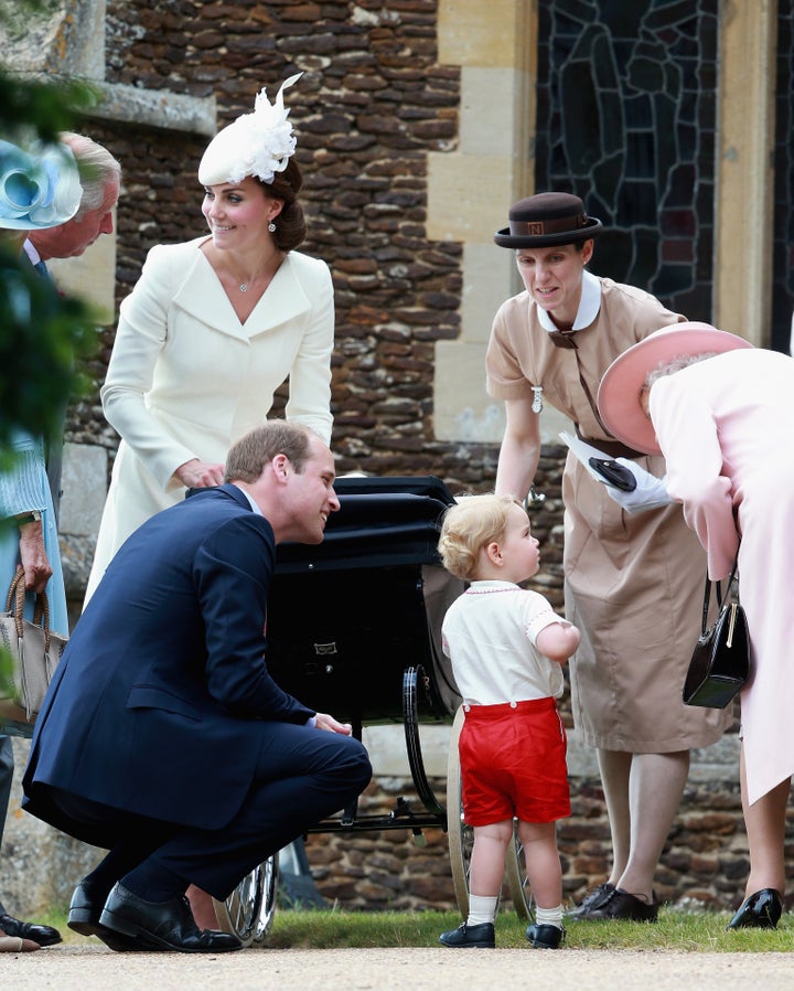 María Teresa Turrión Borrallo junto a los duques de Cambridge, la reina Isabel II y la princesa Charlotte.
