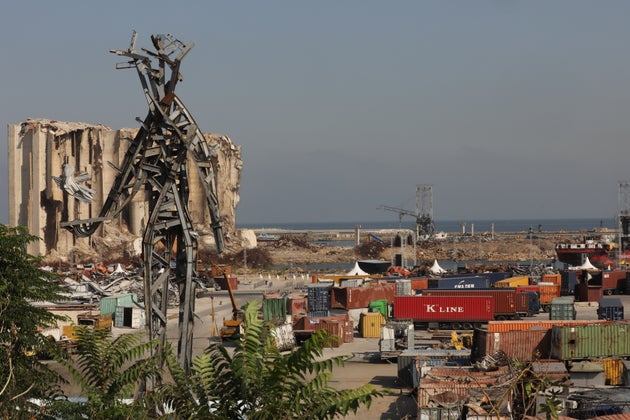 Une vue générale du port de Beyrouth et de la sculpture commémorative d'une figure géante faite à partir des débris de l'explosion de l'été dernier, le 3 août 2021 à Beyrouth, Liban. Un an après, les enquêtes et la reconstruction menées par le gouvernement libanais n'ont pas progressé, tandis qu'une famille sur trois au Liban a des enfants présentant encore des signes de traumatisme, selon le Fonds des Nations Unies pour l'enfance (UNICEF).
