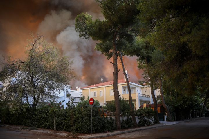 Πυρκαγιά Βαρυμπόπη, το μέτωπο της φωτιάς έχει φτάσει στα σπίτια στην περιοχή Αδάμες, Τρίτη 3 Αυγούστου 2021 (ΣΩΤΗΡΗΣ ΔΗΜΗΤΡΟΠΟΥΛΟΣ/ EUROKINISSI)