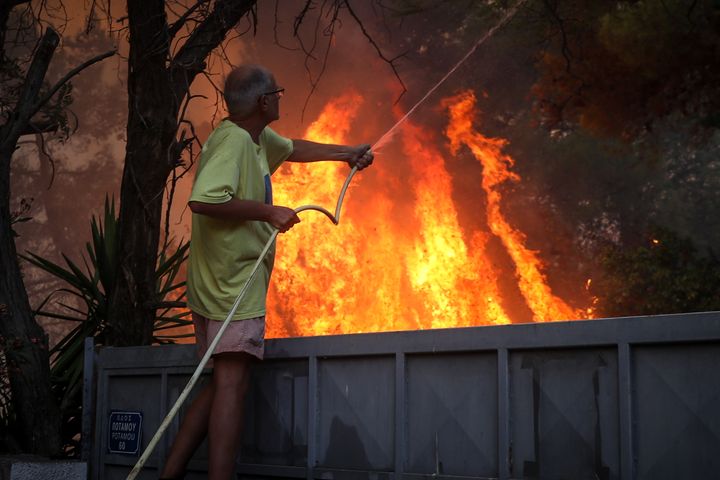 Εκτός ελέγχου η φωτιά στη Βαρυμπόμπη, καίγονται σπίτια