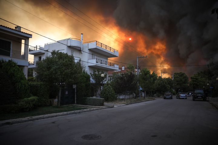 Πυρκαγιά Βαρυμπόπη, το μέτωπο της φωτιάς έχει φτάσει στα σπίτια στην περιοχή Αδάμες, Τρίτη 3 Αυγούστου 2021 (ΣΩΤΗΡΗΣ ΔΗΜΗΤΡΟΠΟΥΛΟΣ/ EUROKINISSI)