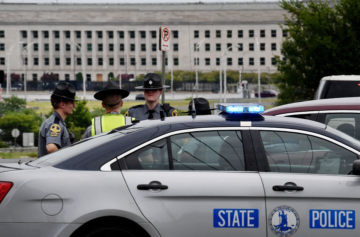 Αστυνοιμικοί περιπολούν έξω από το Πεντάγωνο μετά το περιστατικό με τους πυροβολισμούς. Photo by Olivier DOULIERY / AFP) (Photo by OLIVIER DOULIERY/AFP via Getty Images)