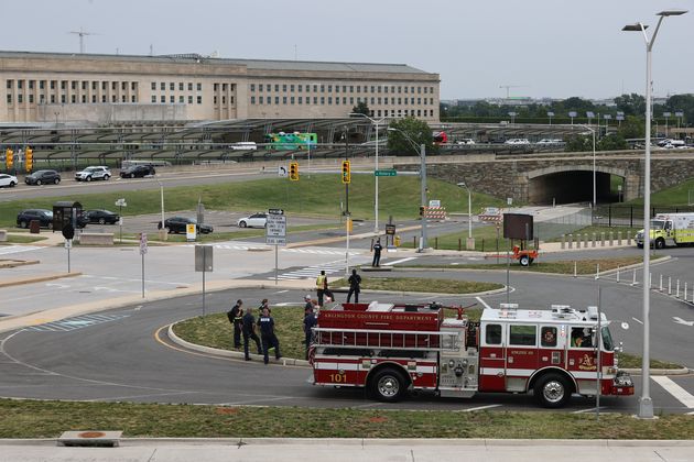 Des secours sur le lieu de l'attaque près du Pentagone, à Arlington en Virginie, le 3 août