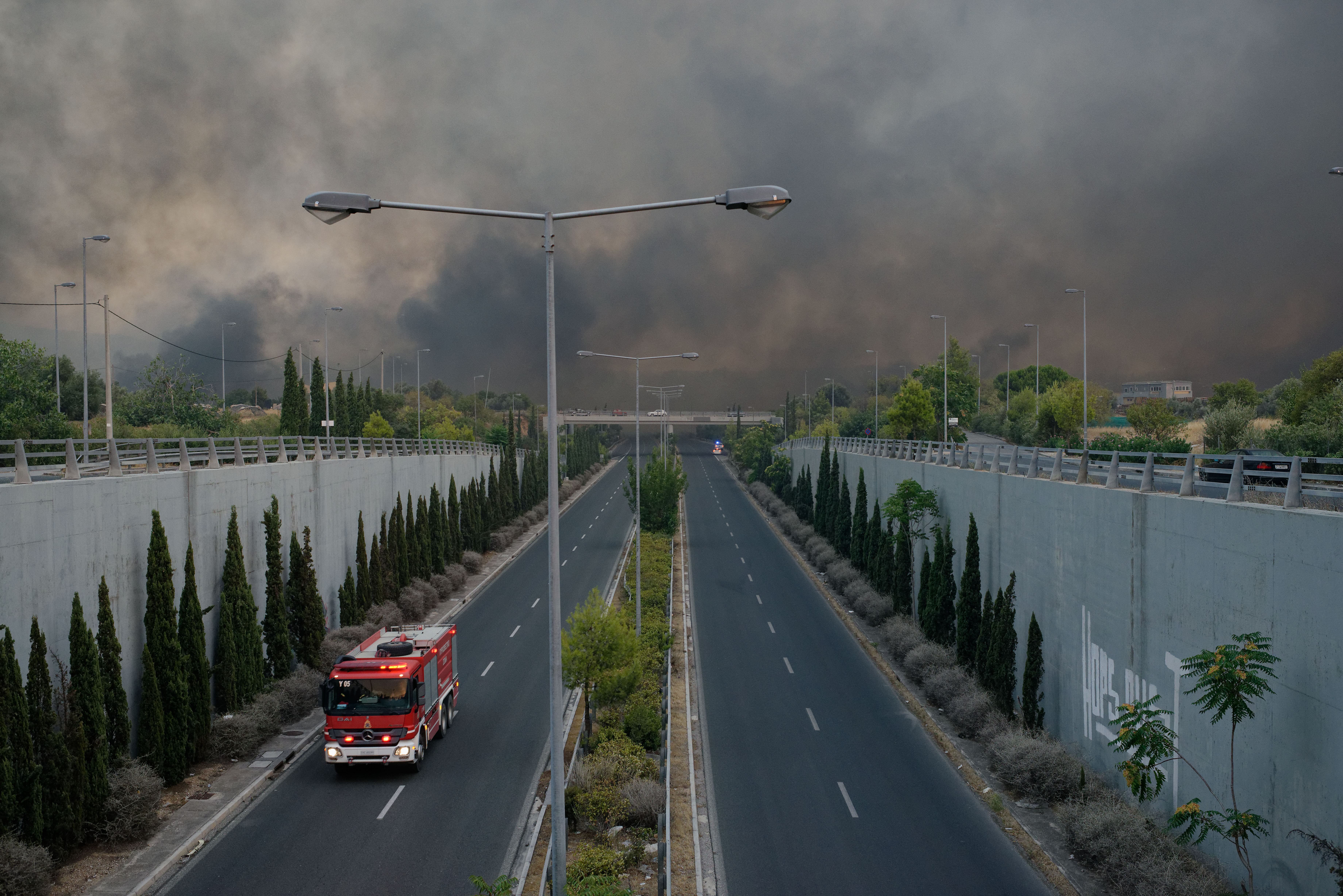 Grèce: Un incendie ravage une colline au Nord d'Athènes, 300 personnes évacuées