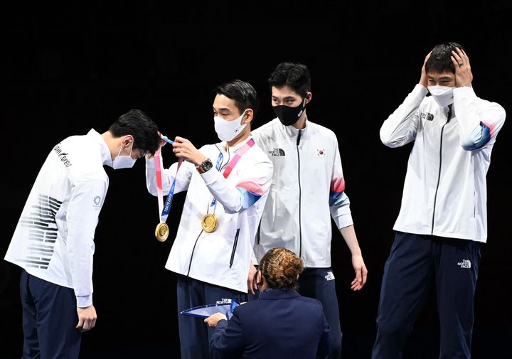 フェンシング男子サーブル団体で金メダルを獲得した韓国代表チーム。前回リオ大会で同種目は開催されなかったため、ロンドン大会に続く2連覇となった。
