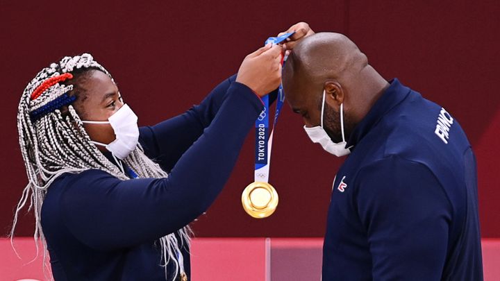 柔道混合団体で獲得した金メダルをチームメートのテディ・リネール選手（右）の首にかけるロマヌ・ディコ選手。