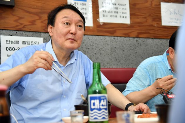야권 대권주자인 윤석열 전 검찰총장이 27일 부산 서구의 한 식당을 방문, 지역 국회의원들과 함께 소주를 곁들이며 식사하고 있다.
