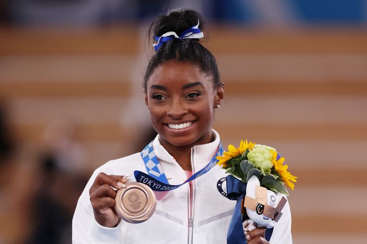 表彰台で銅メダルを手にして笑顔を見せるバイルス選手（2021年8月3日）