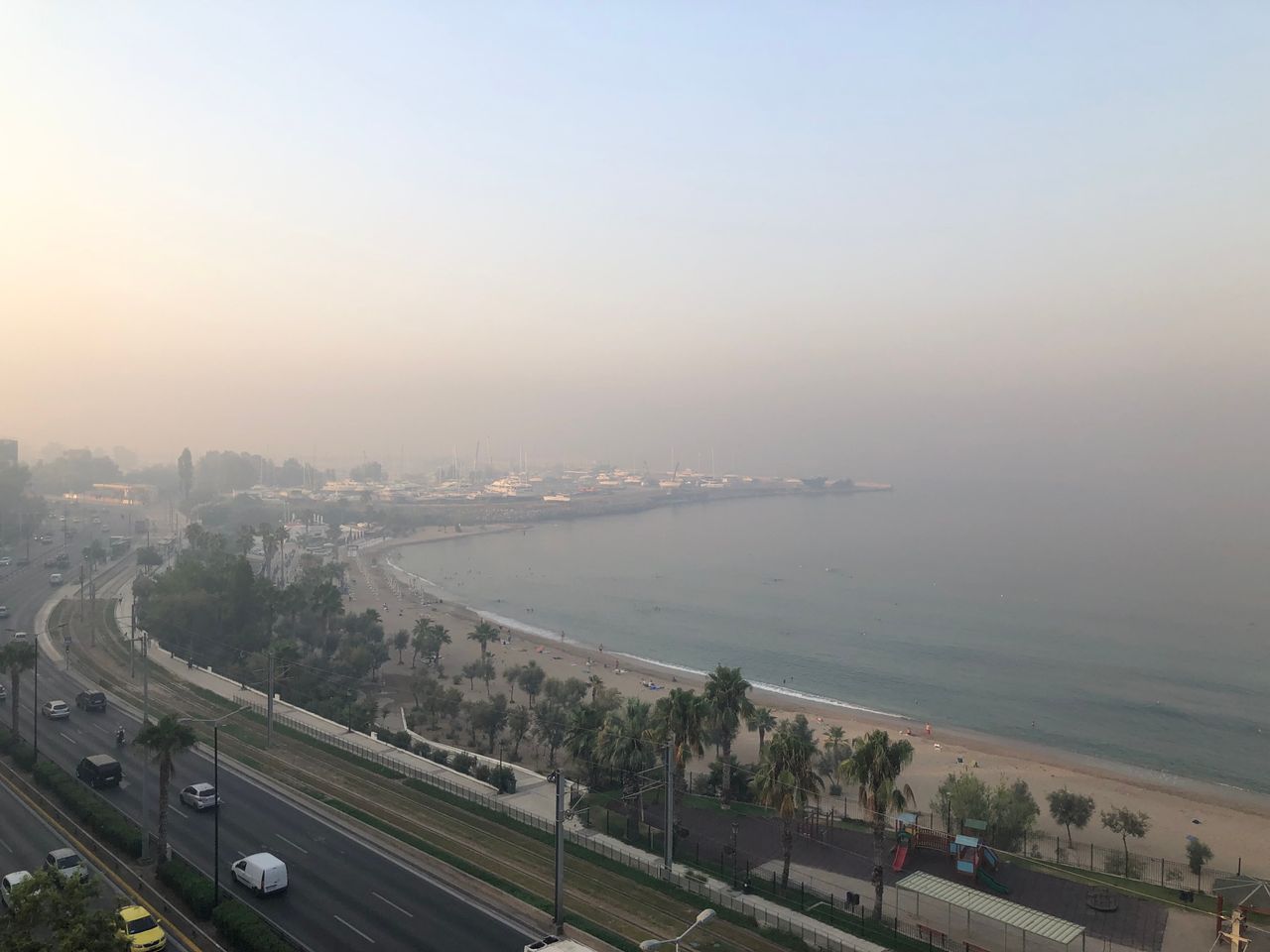 Πυκνός καπνός σκεπάζει την θάλασσα στο Π. Φάληρο.