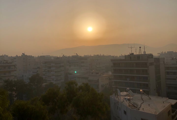 Πυκνό σύννεφο καπνού πάνω από τον Υμηττό, σήμερα το πρωί.