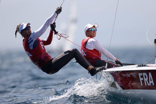 Camille Lecointre et Aloïse Retornaz décrochent le bronze à la voile en 470 (Camille Lecointre et Aloise Retornaz le 1er août 2021 par REUTERS/Ivan Alvarado)