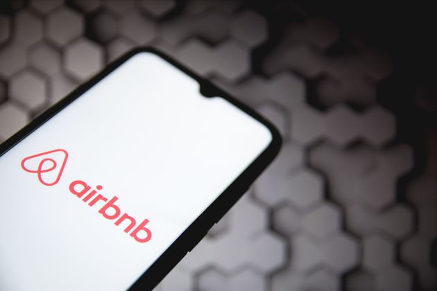 300.000 euros d'amende pour Airbnb qui n'a pas suffisamment informé ses clients (Photo prétexte de Nikolas Kokovlis/NurPhoto via Getty Images)