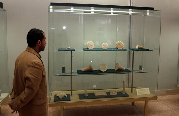 Επισκέπτης θαυμάζει τα τεχνουργήματα που εκρτίθενται στο Αρχαιολογικό Μουσείο της Βαγδάτης. REUTERS/Khalid al-Mousily (IRAQ - Tags: POLITICS SOCIETY)