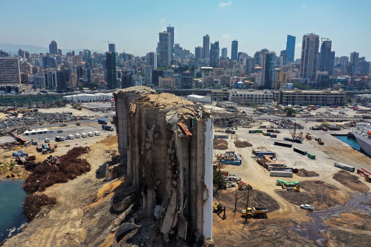 Στιγμιότυπα από το λιμάνι της Βηρυτού και τα περίχωρά του σχεδόν ένα χρόνο μετά την έκρηξη.