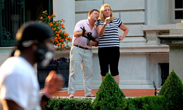 Le couple qui avait pointé des armes sur des manifestants antiracistes gracié aux USA (Photo de Mark et Patricia McCloskey par Laurie Skrivan/St. Louis Post-Dispatch via AP, File)